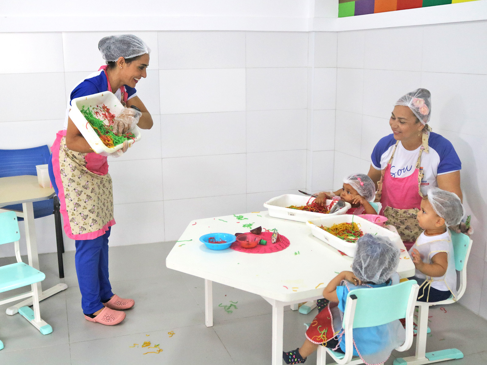 BANDEJA DE EXPERIMENTAÇÃO COM MACARRÃO COZIDO E COLORIDO - GRUPO 01 - 16/03/2023