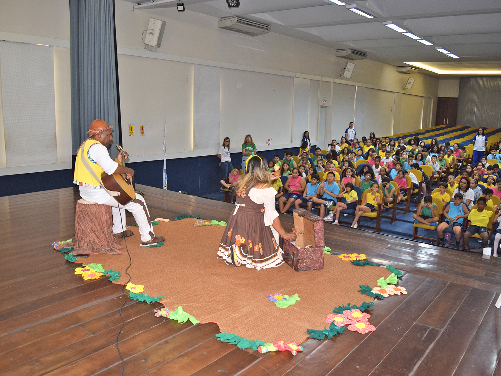 FESTIVAL LITERÁRIO - APRESENTAÇÃO MOBILIZADORA - NA MALA TEM MEMÓRIAS -  2º AO 5º ANO - 17/04/2023