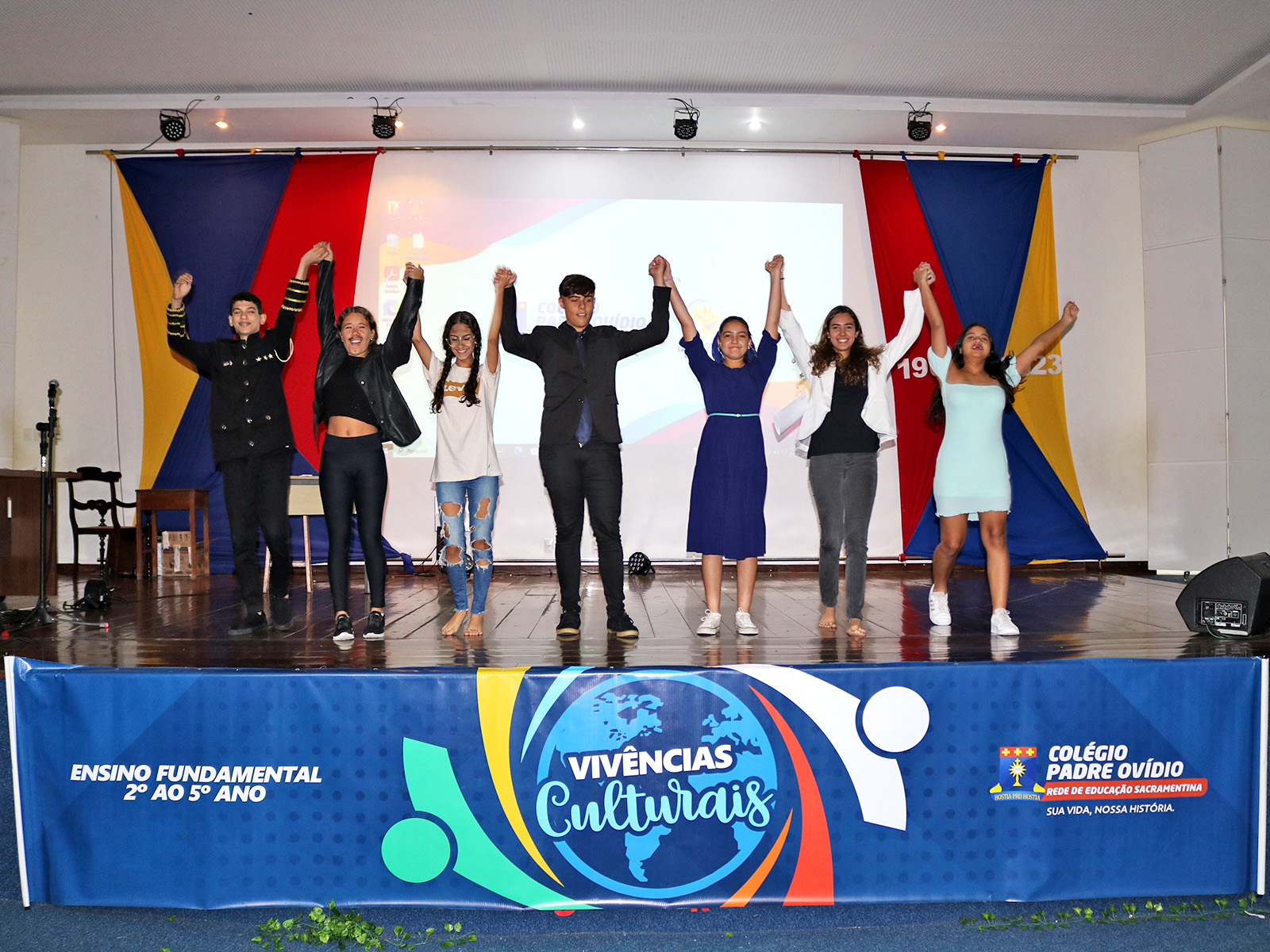 APRESENTAÇÃO DO PARADIDÁTICO - OS MISERÁVEIS - 9º ANO - 28/04/2023