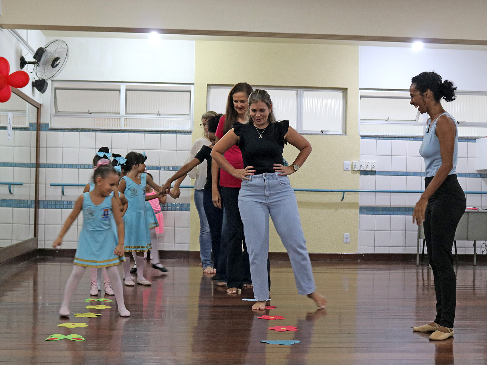 AULA ESPECIAL DE BALLET EM HOMENAGEM AO DIA DAS MÃES - 09/05/2023