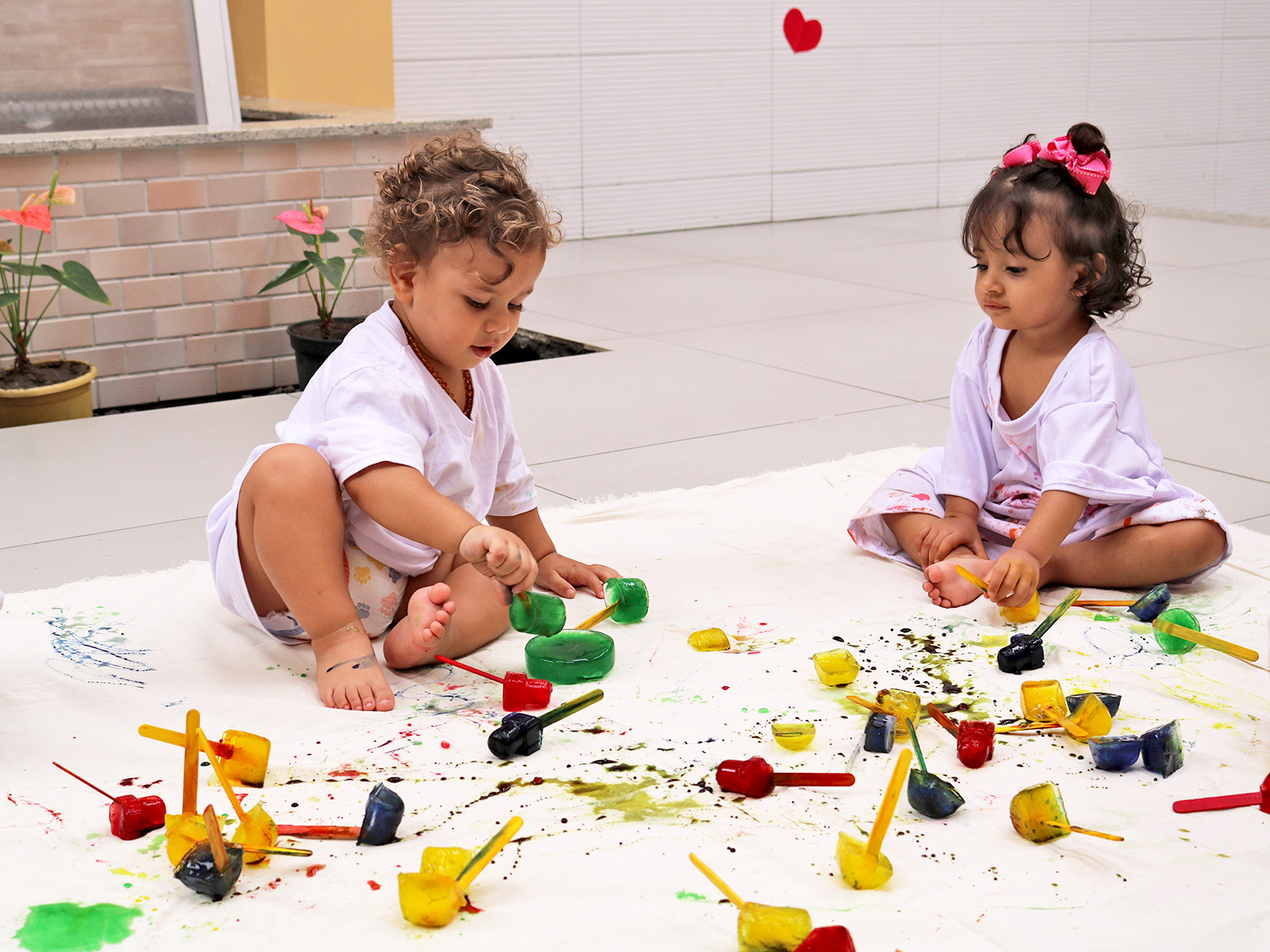 ATIVIDADE - PINTURA COM GELO COLORIDO - GRUPO 1 - 10/05/2023