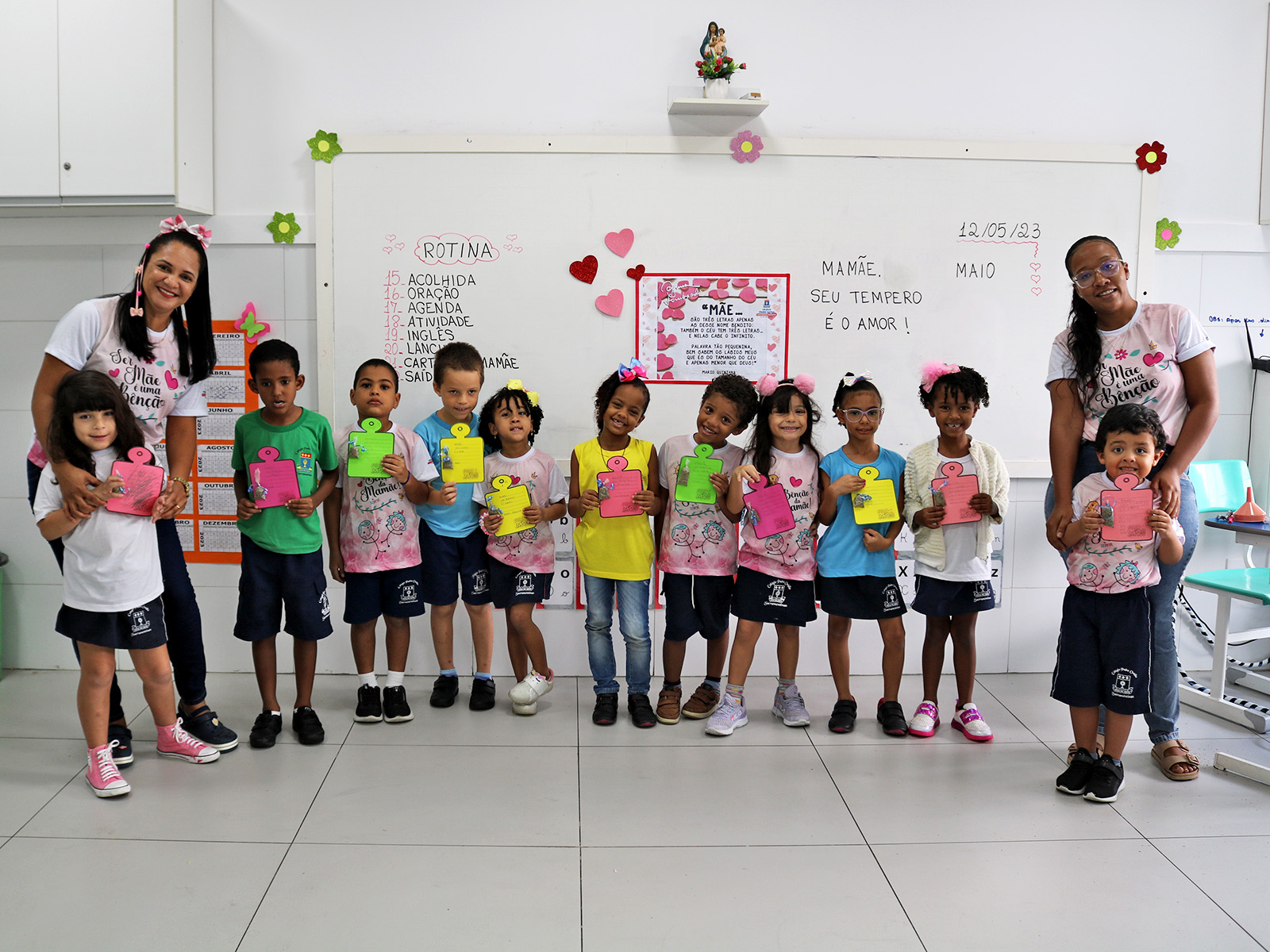 CONFECCIONANDO UM CARTÃO PARA A MAMÃE - GRUPO 05 B - 12/05/2023