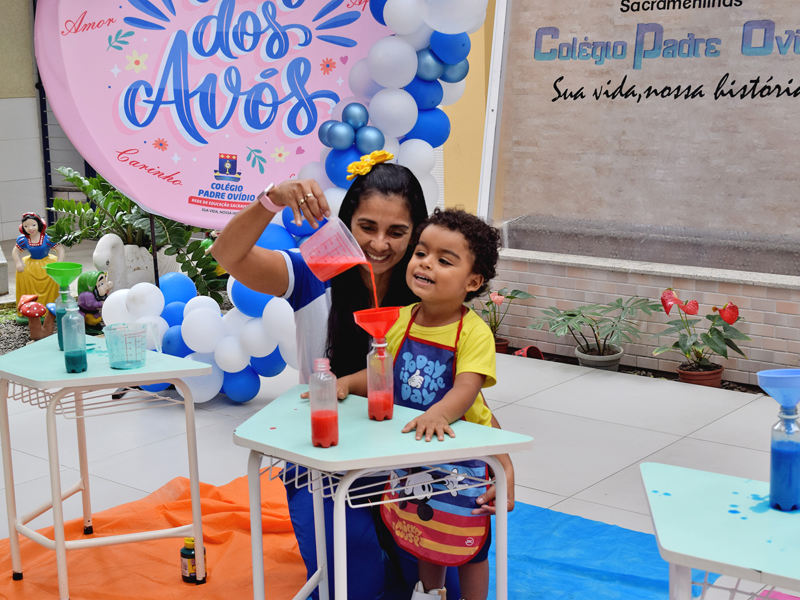 ATIVIDADE - ENCHENDO GARRAFA COM ÁGUA COLORIDA - GRUPO 02 - 25/07/2023