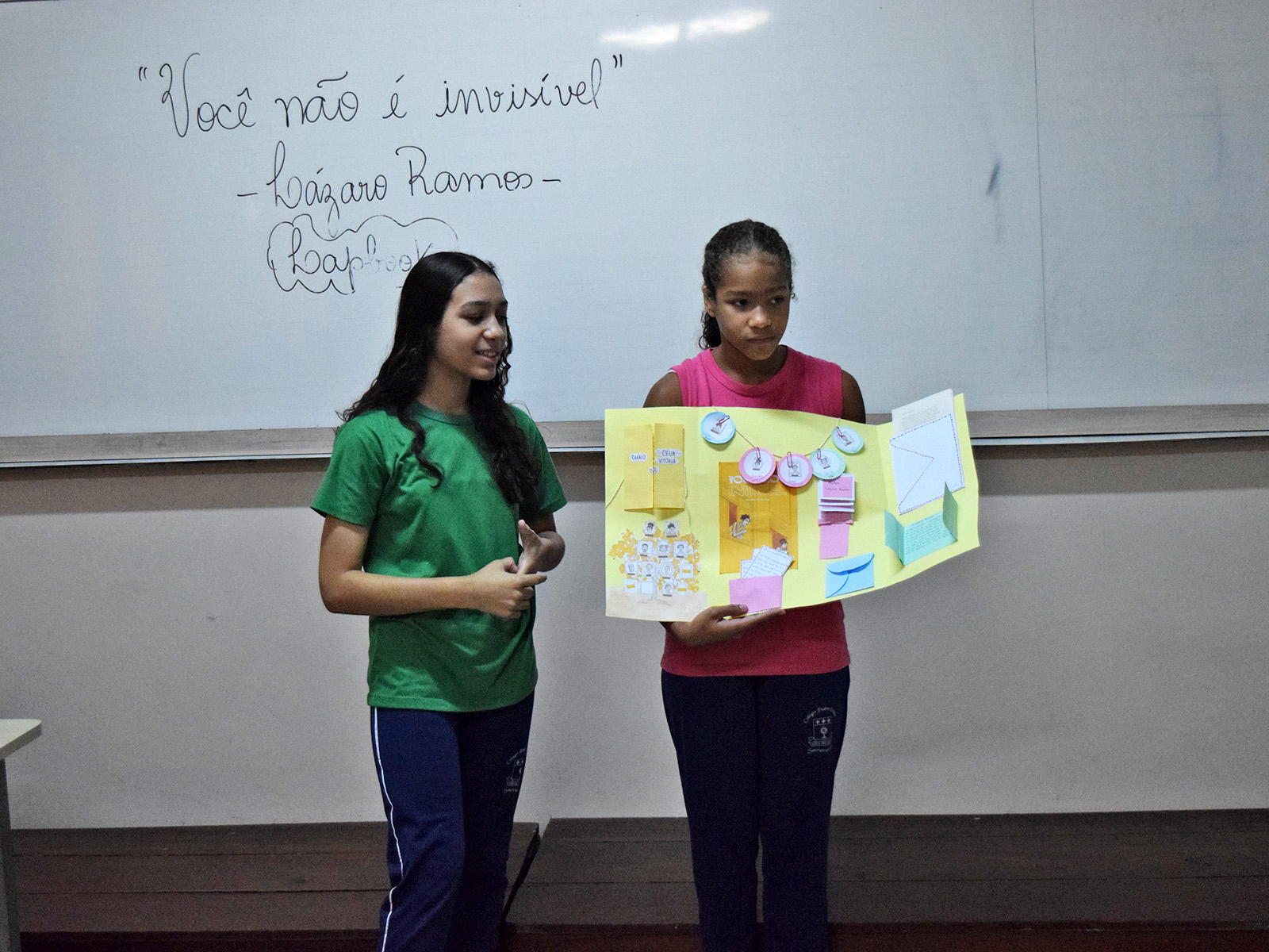 APRESENTAÇÃO DO LAPBOOK DO PARADIDÁTICO - VOCÊ NÃO É INVISÍVEL - 8º ANO - 10/08/2023