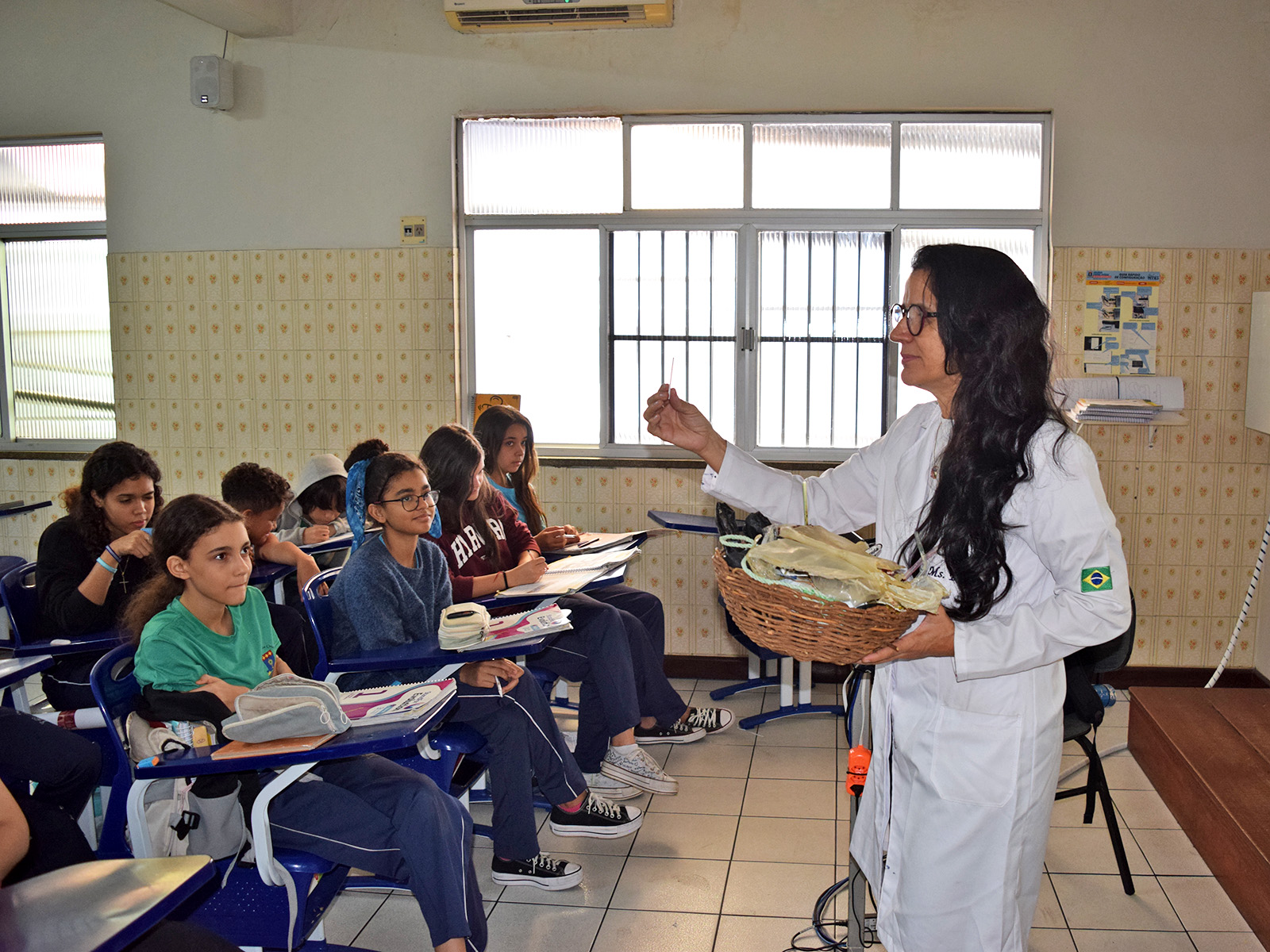 CLEANING UP THE OCEANS - REALIA CLASS - 6º ANO B - 06/10/2023