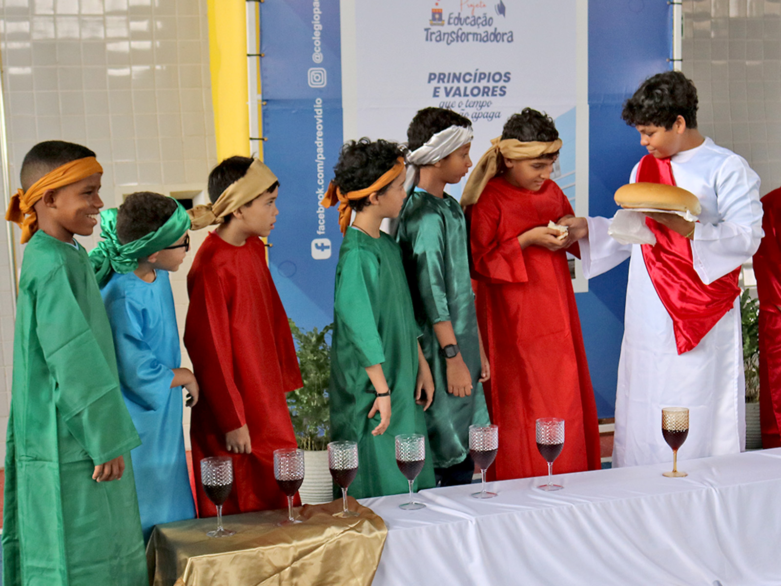 ENCENAÇÃO - ÚLTIMA CEIA DE JESUS COM OS APÓSTOLOS E O LAVA-PÉS - 2º AO 5º ANO - 27/03/2024