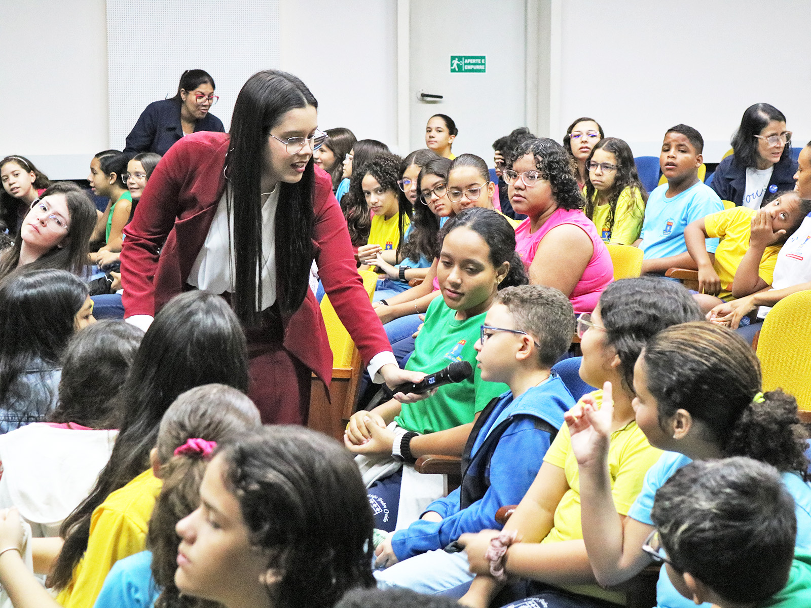 BATE PAPO COM OS ESTUDANTES - DESAFIOS E OPORTUNIDADES A LEI15.1002025 E A TRANSFORMAÇÃO DO AMBIENTE ESCOLAR - EFAF E EM - 01/04/2025