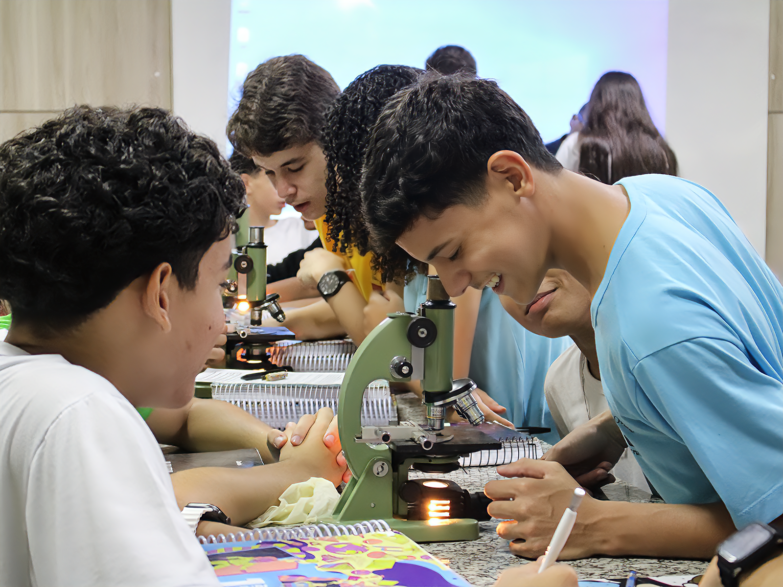 AULA PRÁTICA DE BIOLOGIA - OBSERVANDO ÁGUA DE LAGOA COM MICROSCÓPIO - 1ª SÉRIE - 11/04/2025