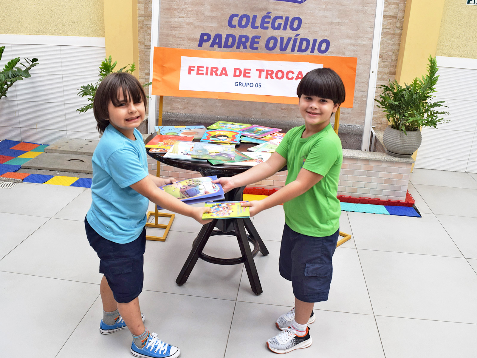  FEIRA DE TROCAS DE LIVROS - GRUPO 5 - 10/11/2025